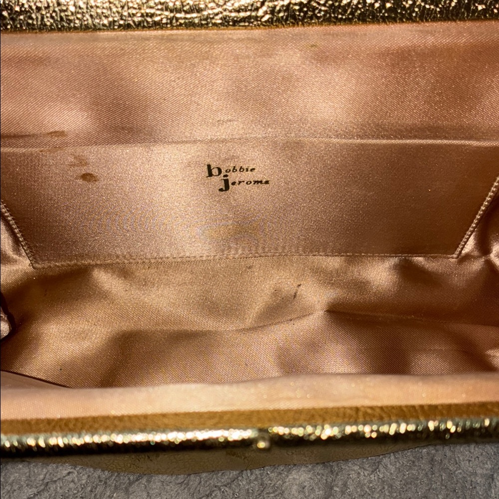 Glamorous Gold Textured Clutch with Vintage Charm - Picture 3 of 7